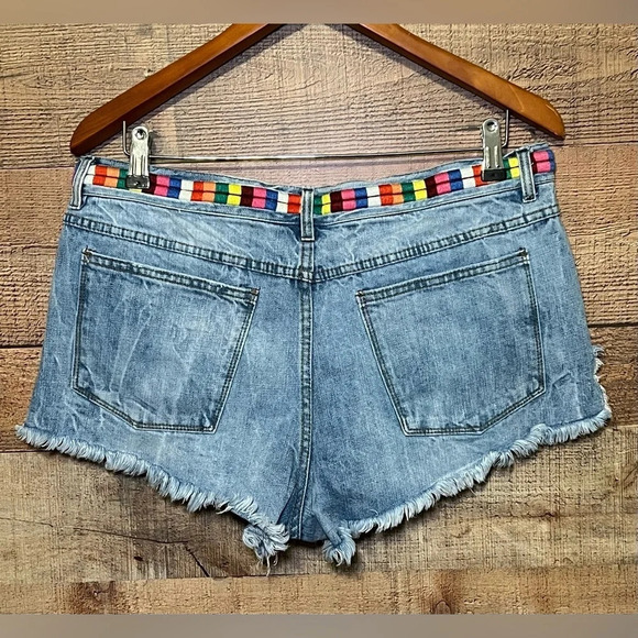 Free People Eliot Baja Embroidered Denim Cheeky Short Cut-Offs size 30 - Picture 2 of 10